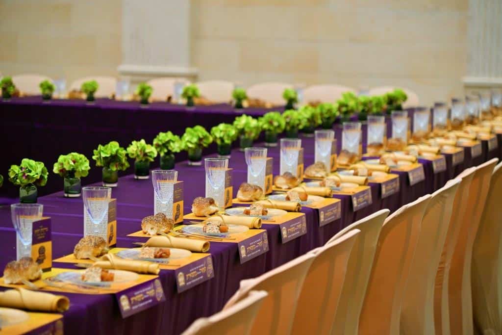 בראשות האדמו"ר: בפרמישלאן חילקו תעודות לחתנים בראשות האדמו"ר: בפרמישלאן חילקו תעודות לחתנים