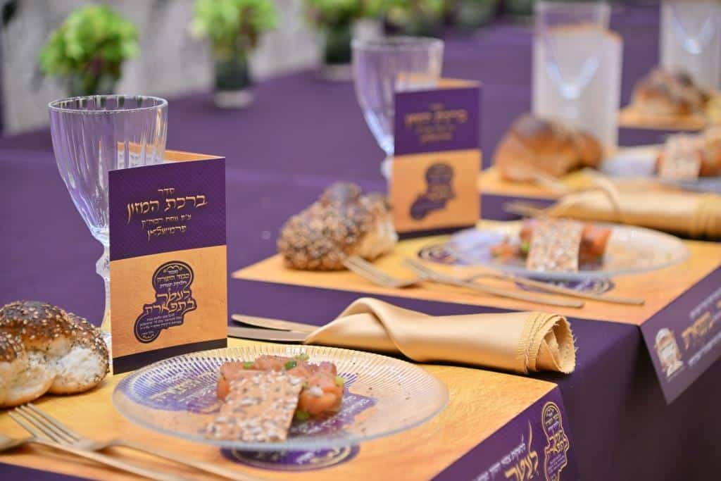 בראשות האדמו"ר: בפרמישלאן חילקו תעודות לחתנים בראשות האדמו"ר: בפרמישלאן חילקו תעודות לחתנים