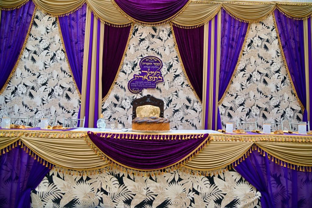 בראשות האדמו"ר: בפרמישלאן חילקו תעודות לחתנים בראשות האדמו"ר: בפרמישלאן חילקו תעודות לחתנים