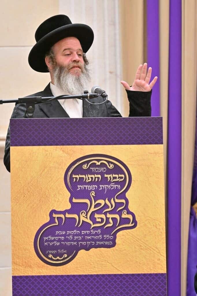 בראשות האדמו"ר: בפרמישלאן חילקו תעודות לחתנים בראשות האדמו"ר: בפרמישלאן חילקו תעודות לחתנים