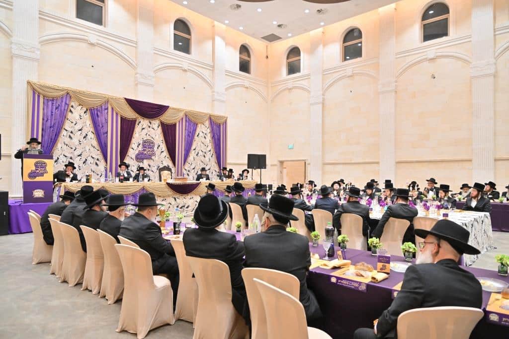 בראשות האדמו"ר: בפרמישלאן חילקו תעודות לחתנים בראשות האדמו"ר: בפרמישלאן חילקו תעודות לחתנים