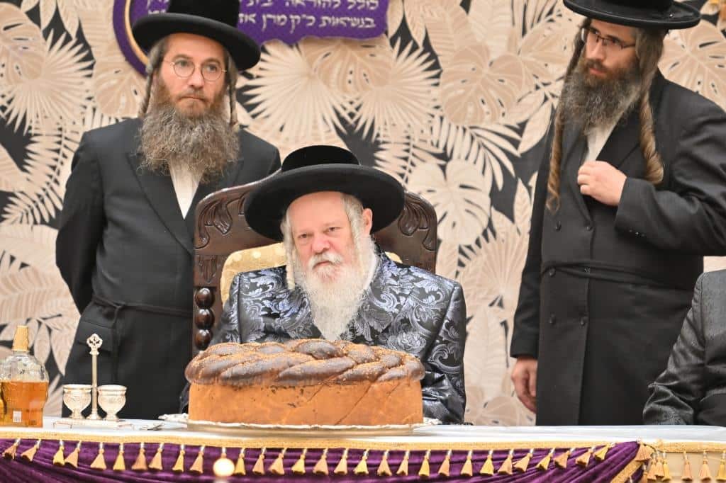 בראשות האדמו"ר: בפרמישלאן חילקו תעודות לחתנים בראשות האדמו"ר: בפרמישלאן חילקו תעודות לחתנים