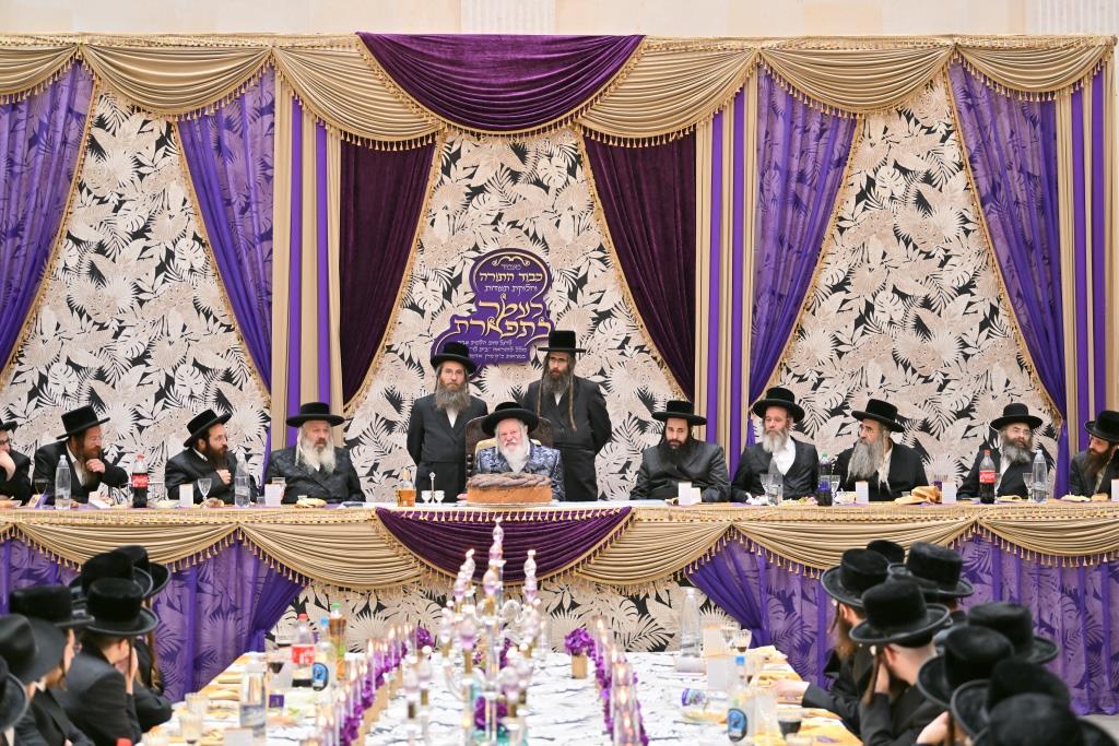 בראשות האדמו"ר: בפרמישלאן חילקו תעודות לחתנים בראשות האדמו"ר: בפרמישלאן חילקו תעודות לחתנים