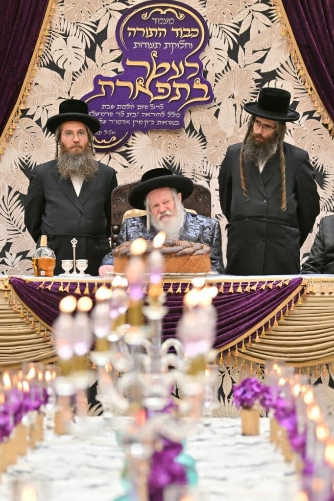 בראשות האדמו"ר: בפרמישלאן חילקו תעודות לחתנים בראשות האדמו"ר: בפרמישלאן חילקו תעודות לחתנים