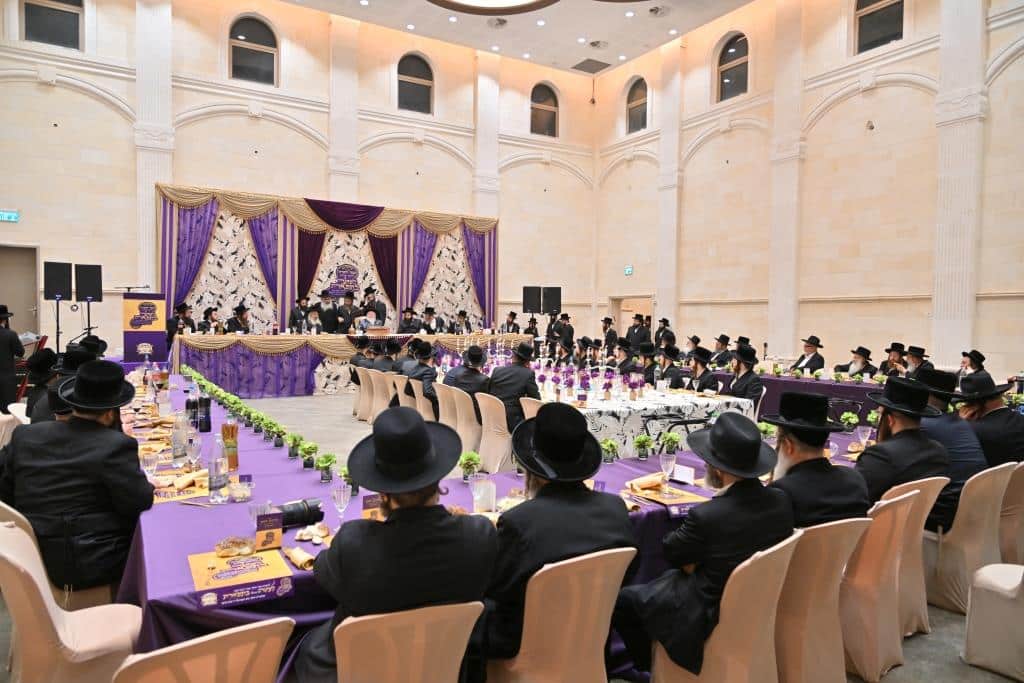 בראשות האדמו"ר: בפרמישלאן חילקו תעודות לחתנים בראשות האדמו"ר: בפרמישלאן חילקו תעודות לחתנים