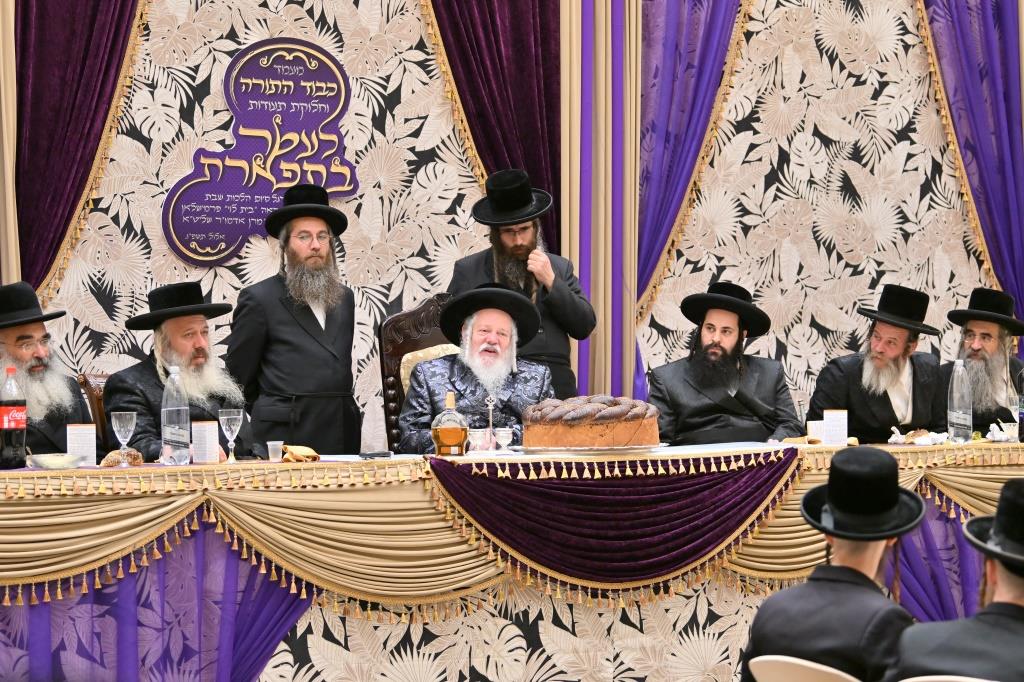 בראשות האדמו"ר: בפרמישלאן חילקו תעודות לחתנים בראשות האדמו"ר: בפרמישלאן חילקו תעודות לחתנים