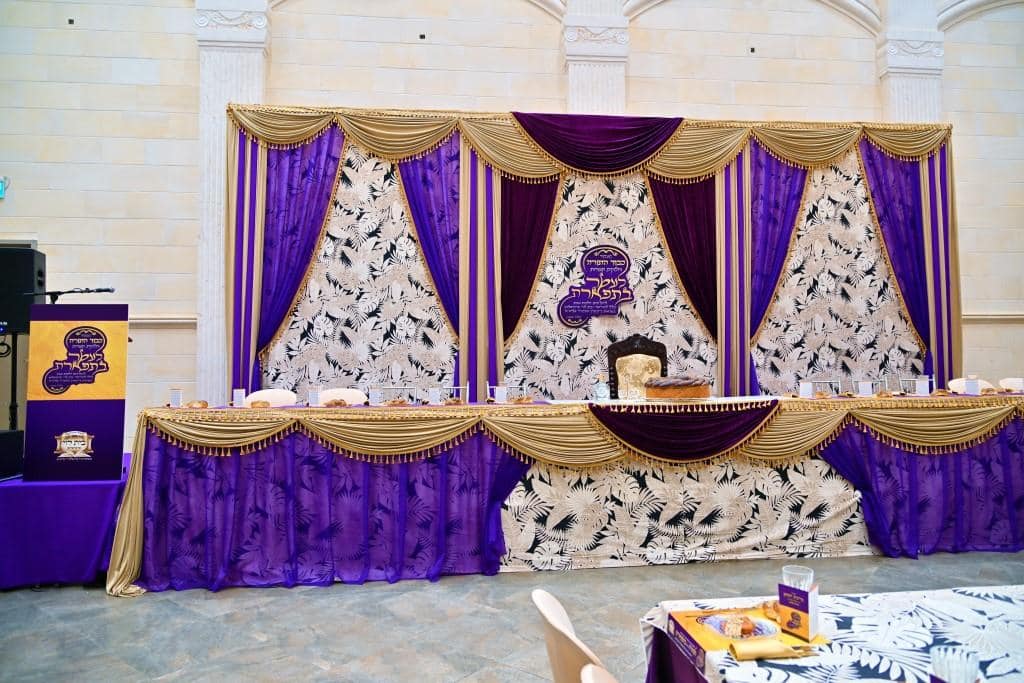 בראשות האדמו"ר: בפרמישלאן חילקו תעודות לחתנים בראשות האדמו"ר: בפרמישלאן חילקו תעודות לחתנים