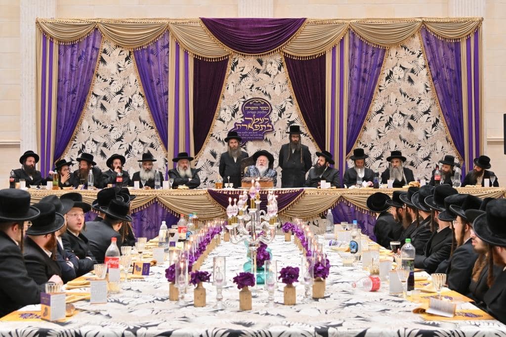 בראשות האדמו"ר: בפרמישלאן חילקו תעודות לחתנים בראשות האדמו"ר: בפרמישלאן חילקו תעודות לחתנים