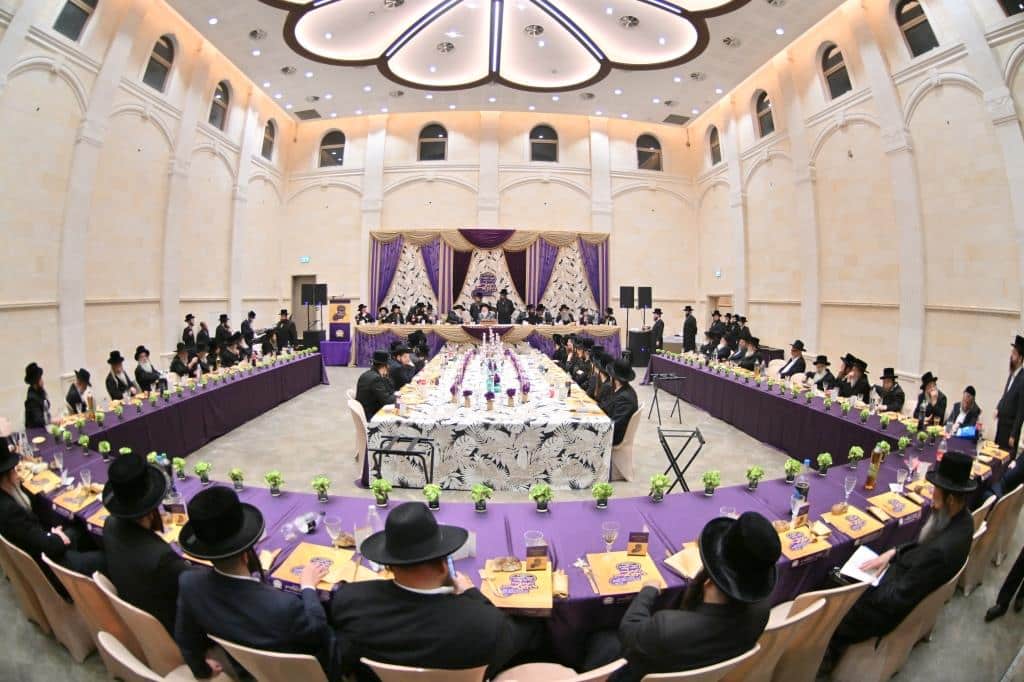 בראשות האדמו"ר: בפרמישלאן חילקו תעודות לחתנים בראשות האדמו"ר: בפרמישלאן חילקו תעודות לחתנים