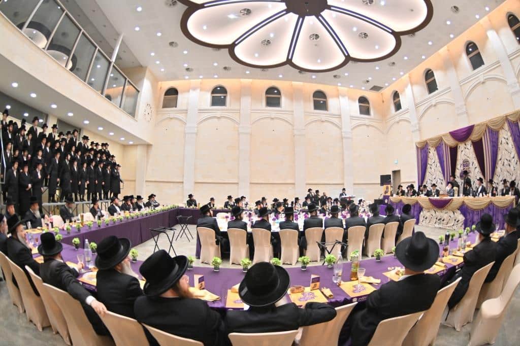 בראשות האדמו"ר: בפרמישלאן חילקו תעודות לחתנים בראשות האדמו"ר: בפרמישלאן חילקו תעודות לחתנים