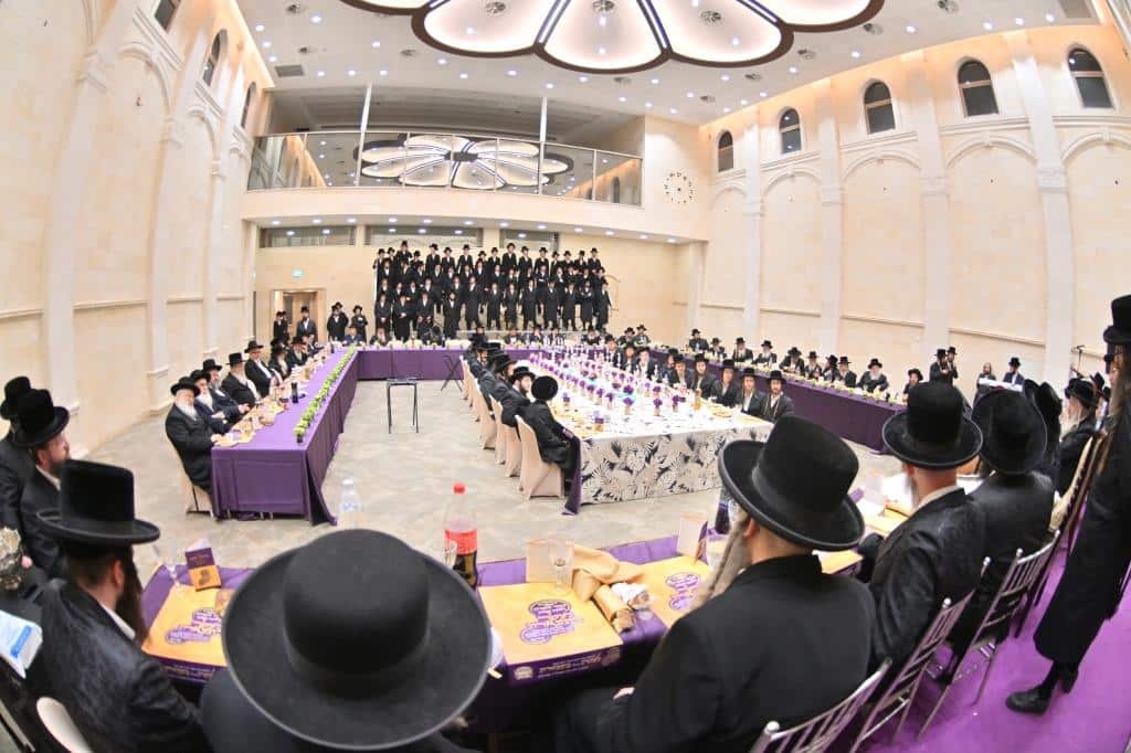 בראשות האדמו"ר: בפרמישלאן חילקו תעודות לחתנים בראשות האדמו"ר: בפרמישלאן חילקו תעודות לחתנים