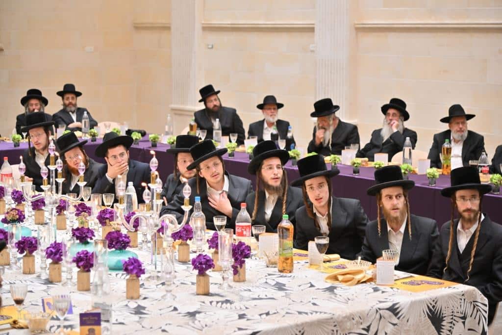 בראשות האדמו"ר: בפרמישלאן חילקו תעודות לחתנים בראשות האדמו"ר: בפרמישלאן חילקו תעודות לחתנים