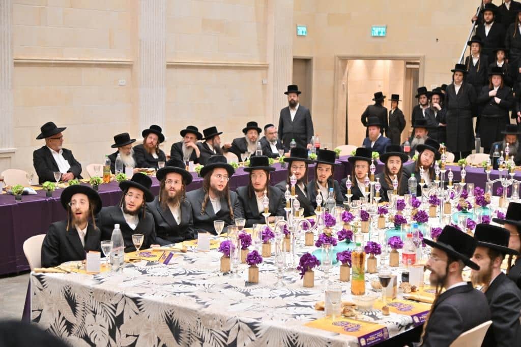 בראשות האדמו"ר: בפרמישלאן חילקו תעודות לחתנים בראשות האדמו"ר: בפרמישלאן חילקו תעודות לחתנים