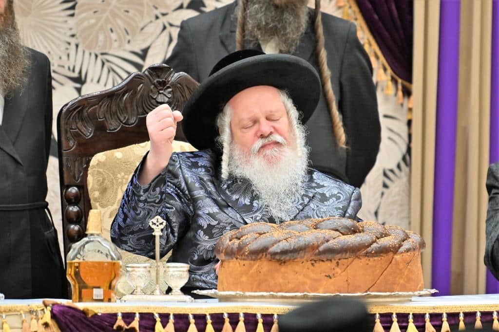 בראשות האדמו"ר: בפרמישלאן חילקו תעודות לחתנים בראשות האדמו"ר: בפרמישלאן חילקו תעודות לחתנים