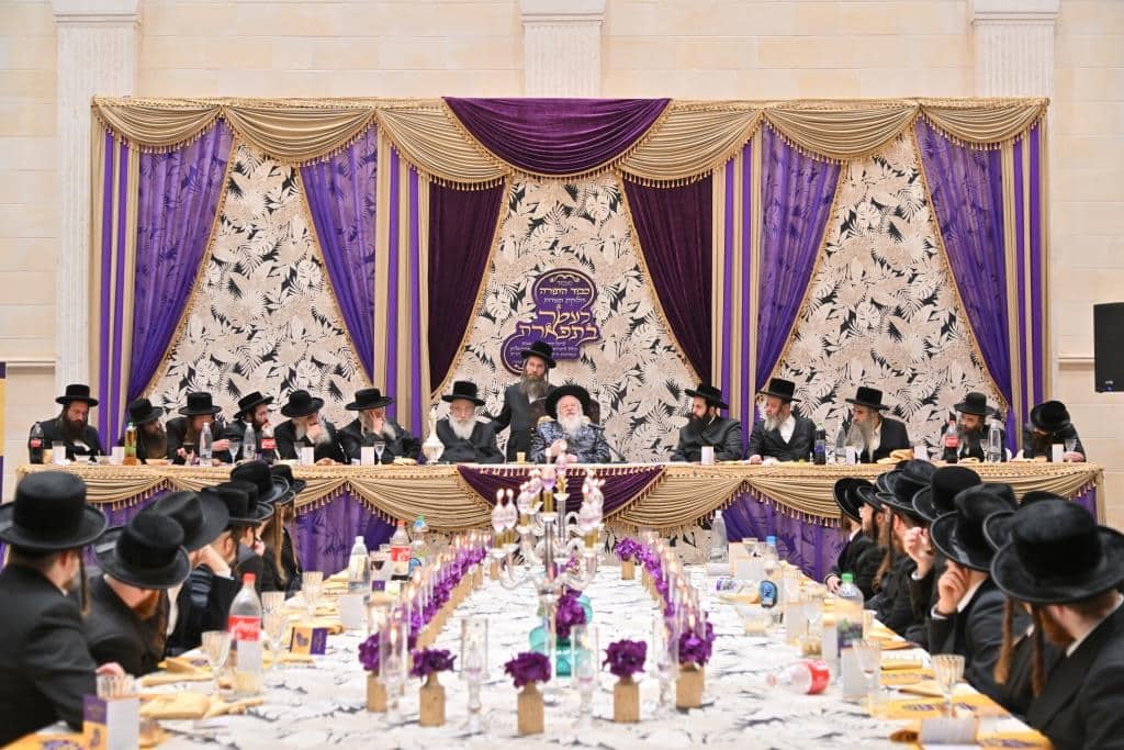 בראשות האדמו"ר: בפרמישלאן חילקו תעודות לחתנים בראשות האדמו"ר: בפרמישלאן חילקו תעודות לחתנים