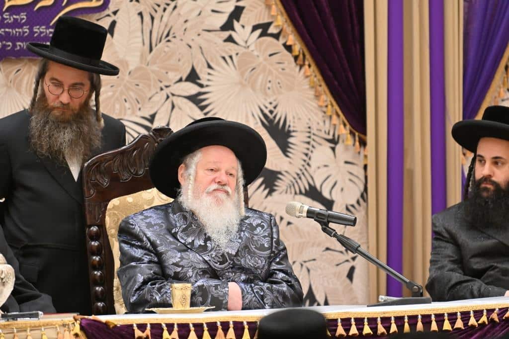 בראשות האדמו"ר: בפרמישלאן חילקו תעודות לחתנים בראשות האדמו"ר: בפרמישלאן חילקו תעודות לחתנים