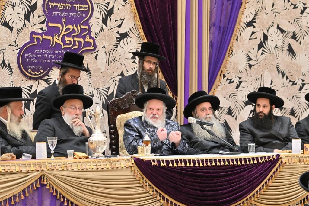 בראשות האדמו"ר: בפרמישלאן חילקו תעודות לחתנים בראשות האדמו"ר: בפרמישלאן חילקו תעודות לחתנים