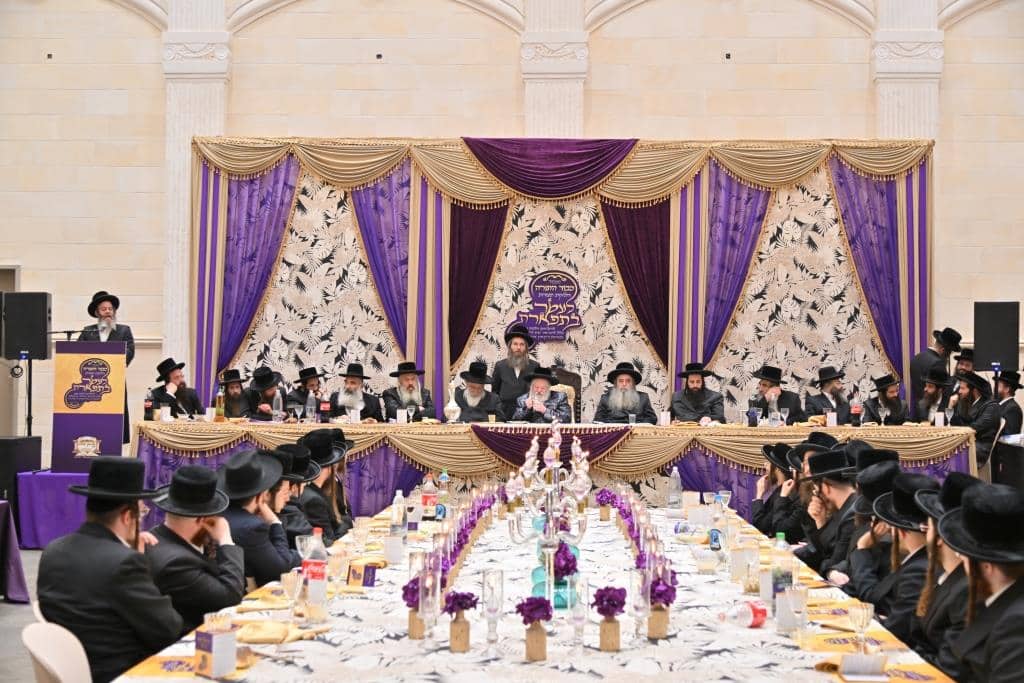 בראשות האדמו"ר: בפרמישלאן חילקו תעודות לחתנים בראשות האדמו"ר: בפרמישלאן חילקו תעודות לחתנים