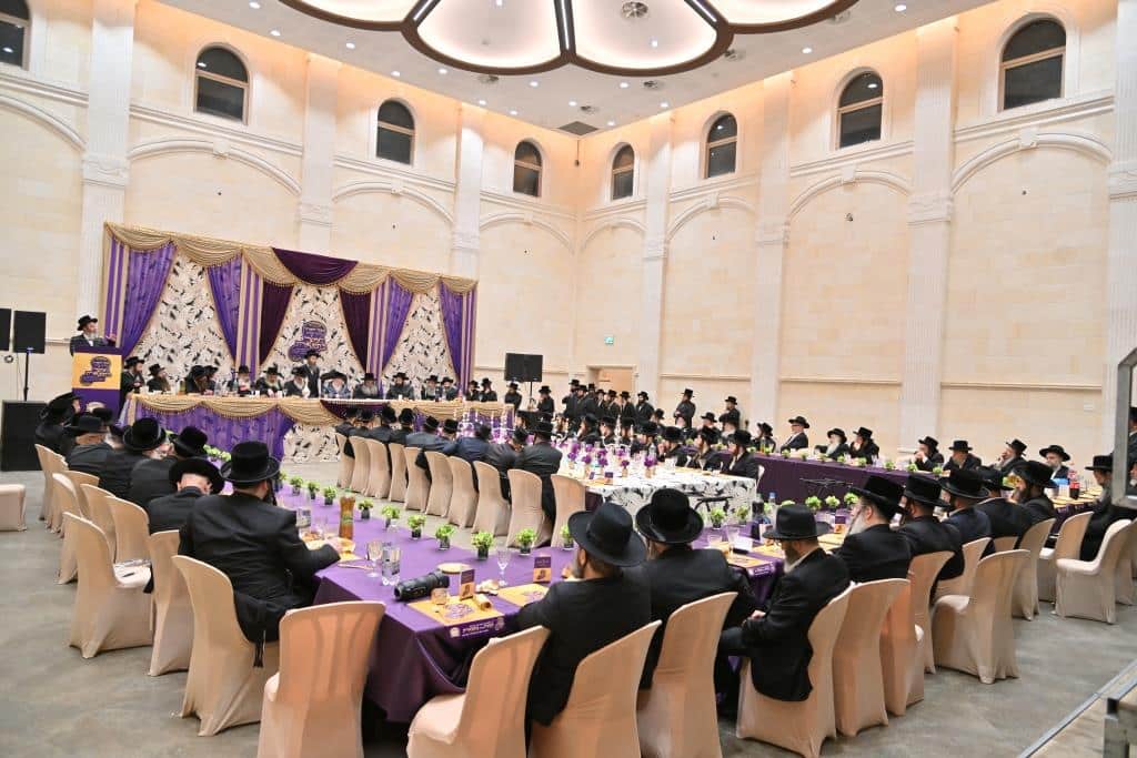 בראשות האדמו"ר: בפרמישלאן חילקו תעודות לחתנים בראשות האדמו"ר: בפרמישלאן חילקו תעודות לחתנים