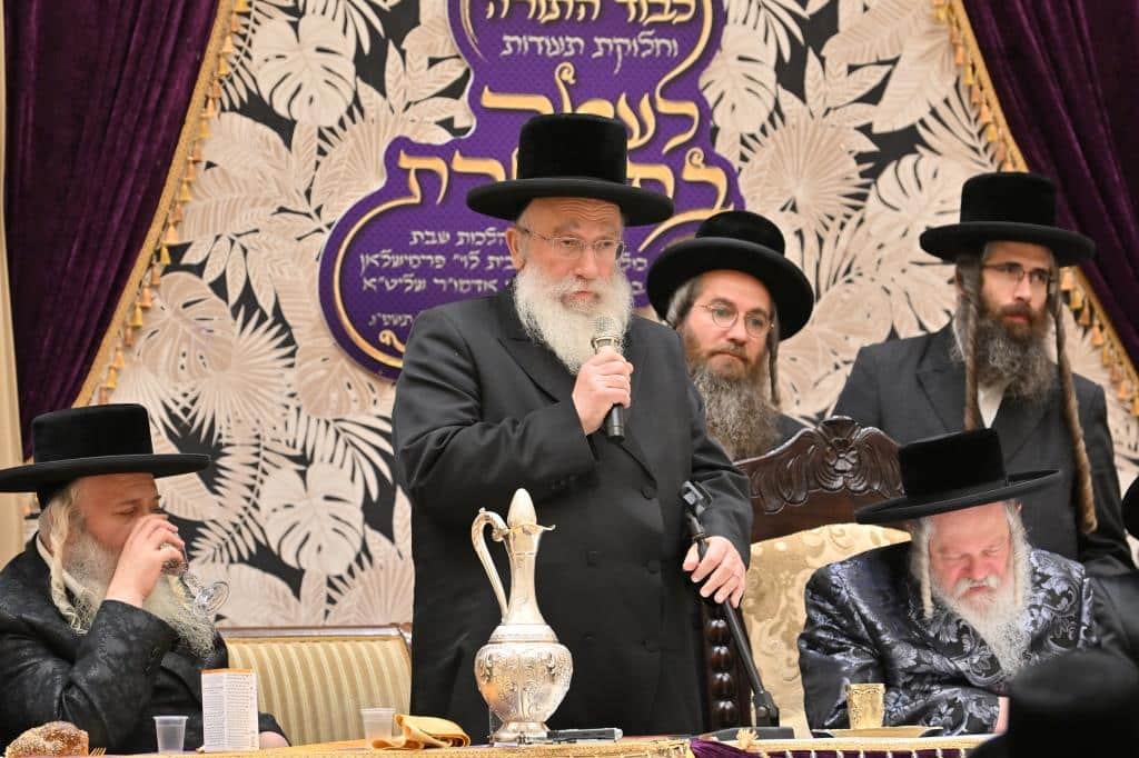 בראשות האדמו"ר: בפרמישלאן חילקו תעודות לחתנים בראשות האדמו"ר: בפרמישלאן חילקו תעודות לחתנים