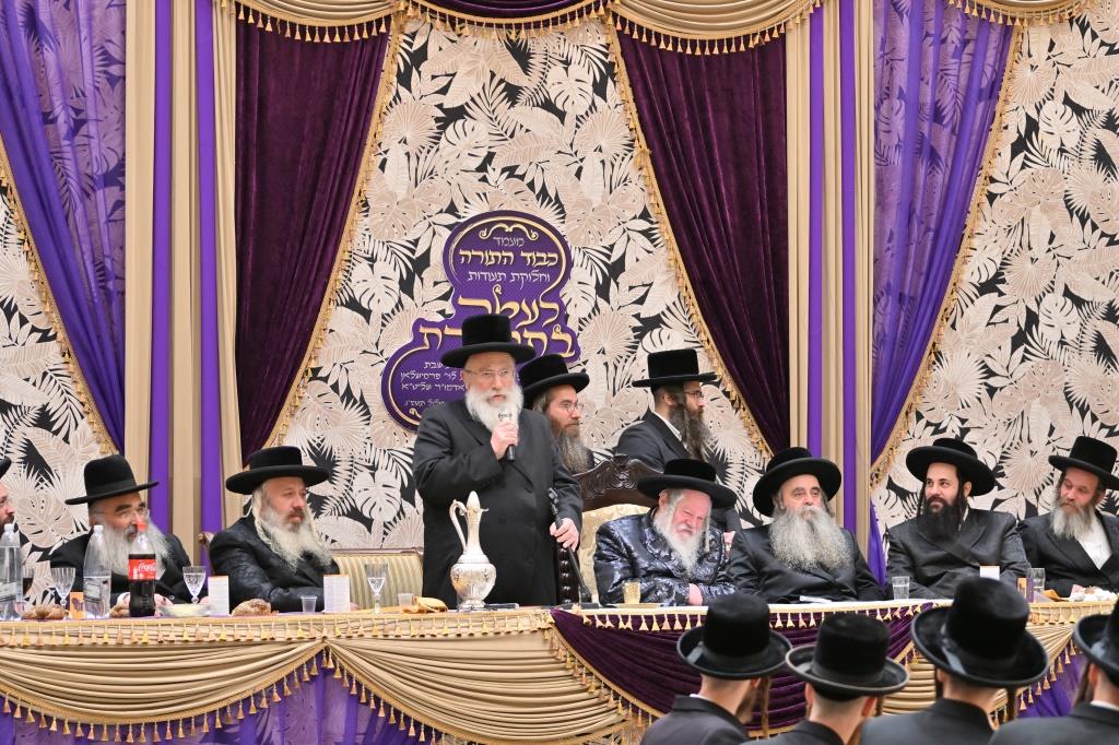 בראשות האדמו"ר: בפרמישלאן חילקו תעודות לחתנים בראשות האדמו"ר: בפרמישלאן חילקו תעודות לחתנים