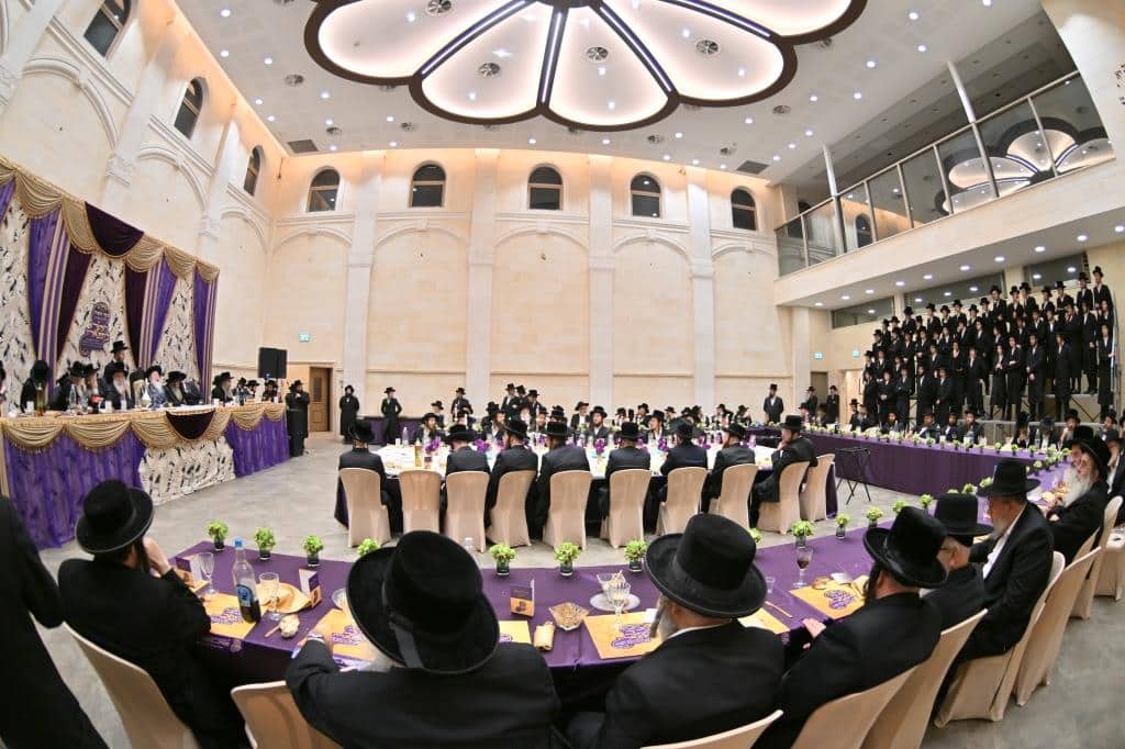 בראשות האדמו"ר: בפרמישלאן חילקו תעודות לחתנים בראשות האדמו"ר: בפרמישלאן חילקו תעודות לחתנים