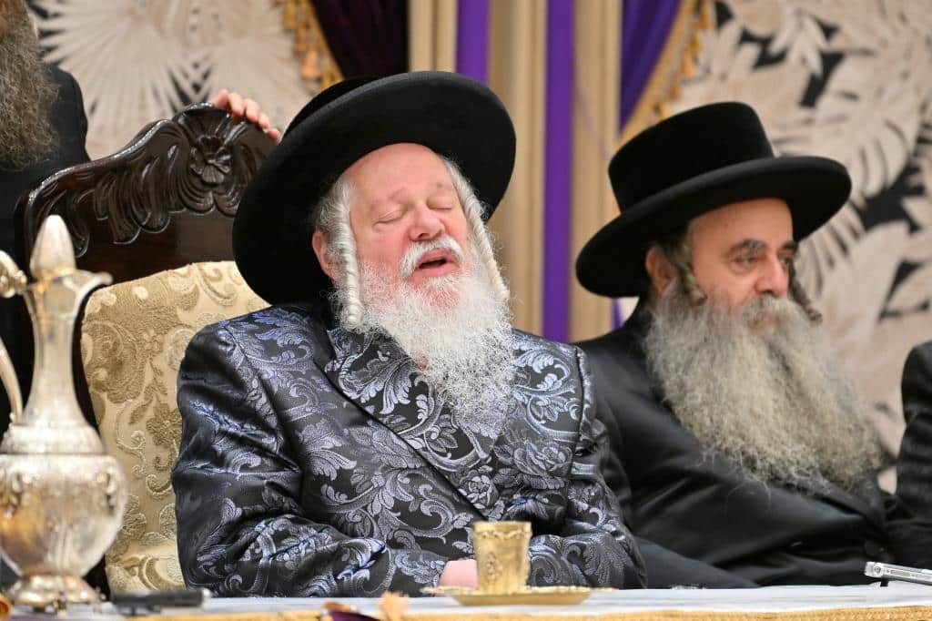 בראשות האדמו"ר: בפרמישלאן חילקו תעודות לחתנים בראשות האדמו"ר: בפרמישלאן חילקו תעודות לחתנים