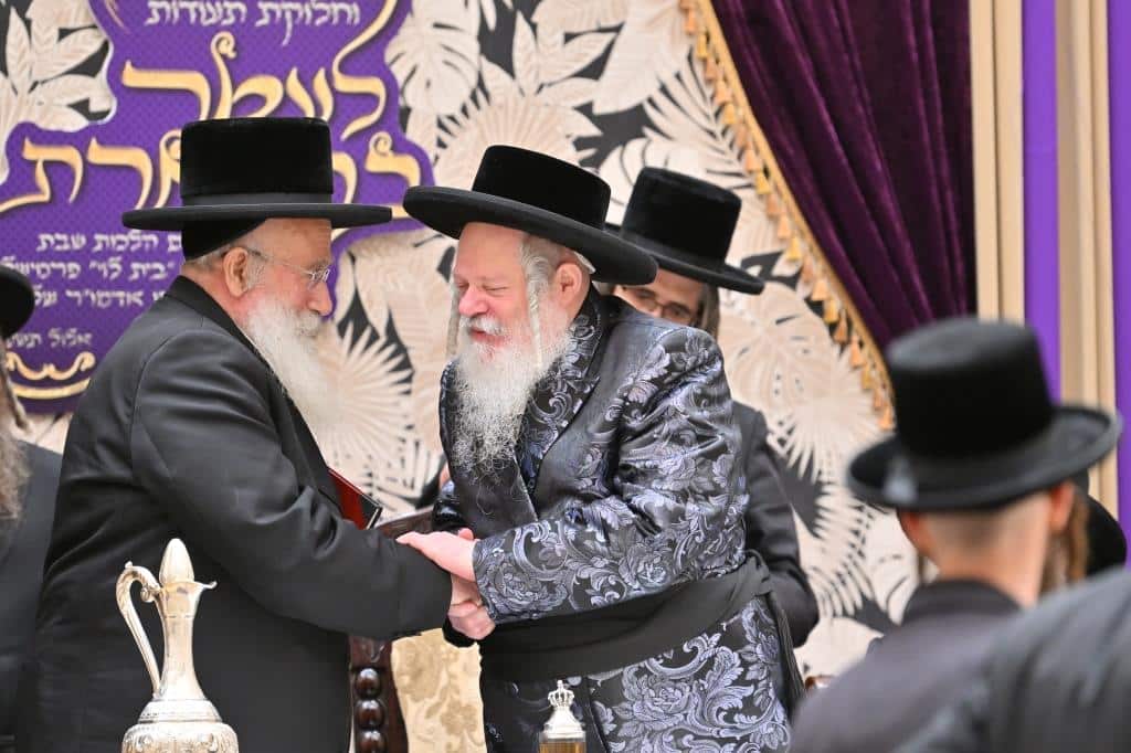 בראשות האדמו"ר: בפרמישלאן חילקו תעודות לחתנים בראשות האדמו"ר: בפרמישלאן חילקו תעודות לחתנים