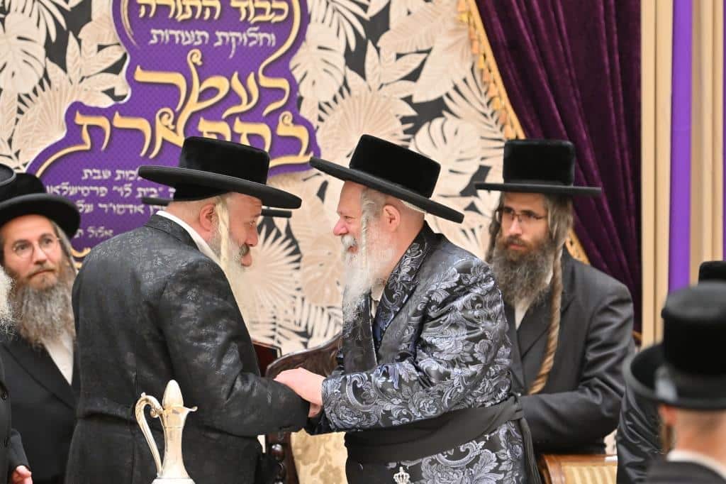 בראשות האדמו"ר: בפרמישלאן חילקו תעודות לחתנים בראשות האדמו"ר: בפרמישלאן חילקו תעודות לחתנים