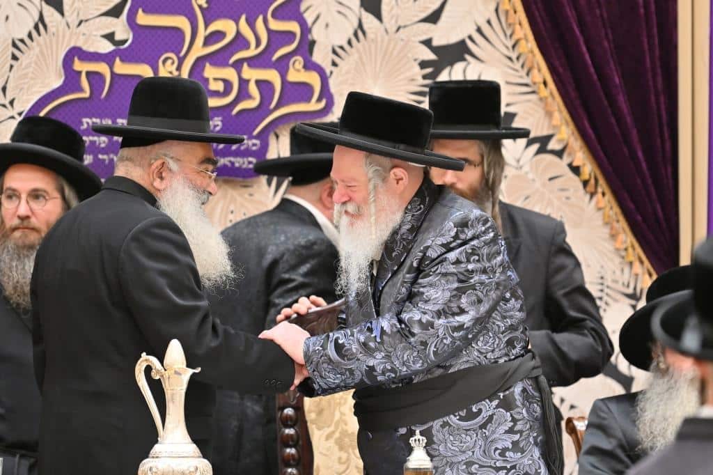 בראשות האדמו"ר: בפרמישלאן חילקו תעודות לחתנים בראשות האדמו"ר: בפרמישלאן חילקו תעודות לחתנים