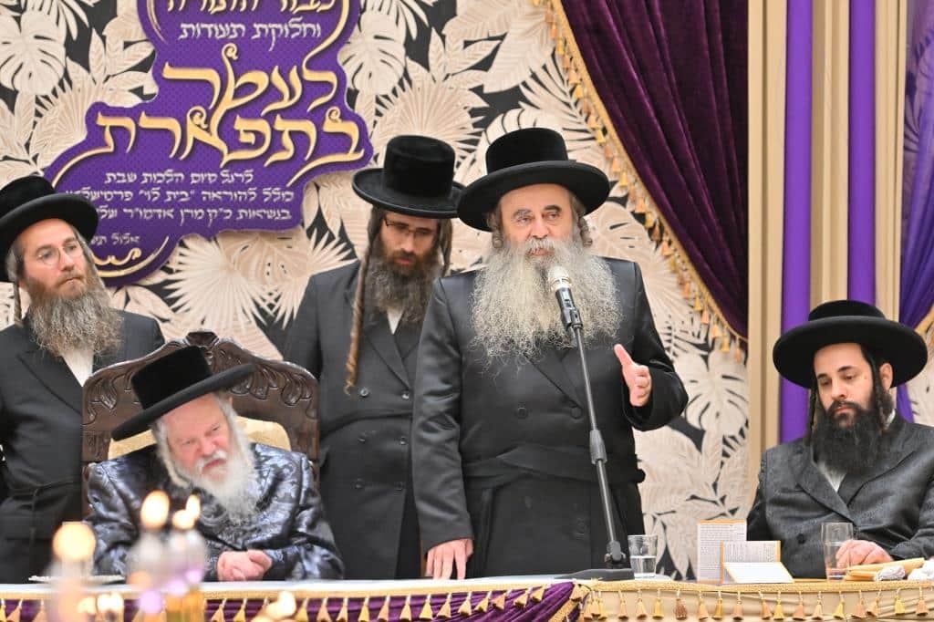 בראשות האדמו"ר: בפרמישלאן חילקו תעודות לחתנים בראשות האדמו"ר: בפרמישלאן חילקו תעודות לחתנים