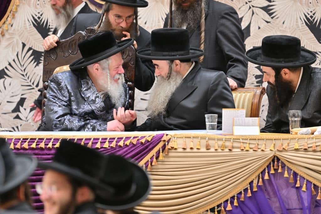 בראשות האדמו"ר: בפרמישלאן חילקו תעודות לחתנים בראשות האדמו"ר: בפרמישלאן חילקו תעודות לחתנים