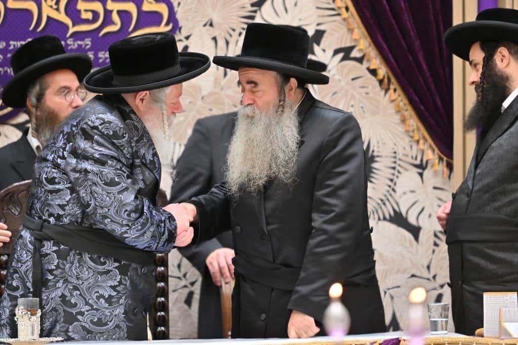 בראשות האדמו"ר: בפרמישלאן חילקו תעודות לחתנים בראשות האדמו"ר: בפרמישלאן חילקו תעודות לחתנים