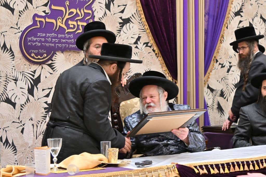 בראשות האדמו"ר: בפרמישלאן חילקו תעודות לחתנים בראשות האדמו"ר: בפרמישלאן חילקו תעודות לחתנים