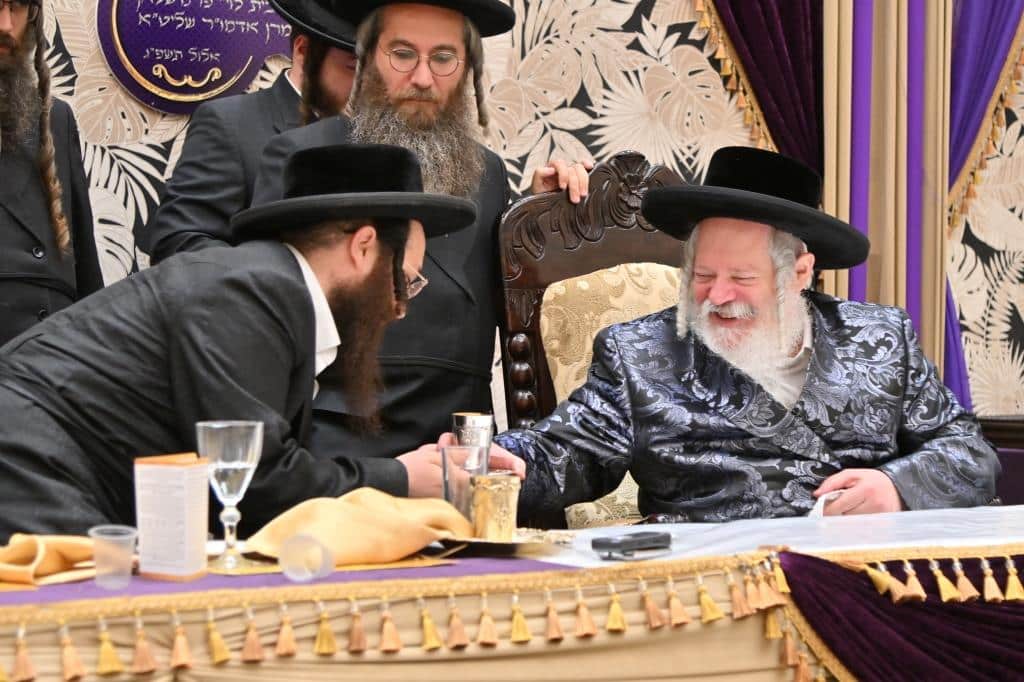 בראשות האדמו"ר: בפרמישלאן חילקו תעודות לחתנים בראשות האדמו"ר: בפרמישלאן חילקו תעודות לחתנים