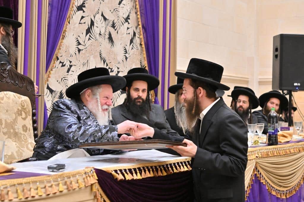 בראשות האדמו"ר: בפרמישלאן חילקו תעודות לחתנים בראשות האדמו"ר: בפרמישלאן חילקו תעודות לחתנים