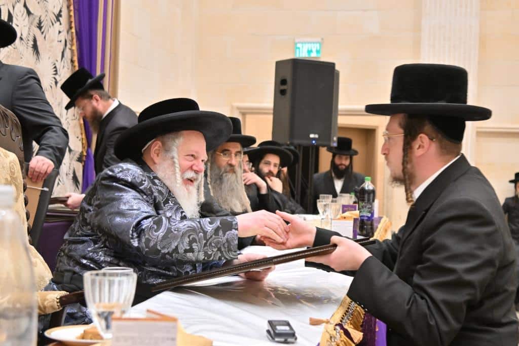 בראשות האדמו"ר: בפרמישלאן חילקו תעודות לחתנים בראשות האדמו"ר: בפרמישלאן חילקו תעודות לחתנים