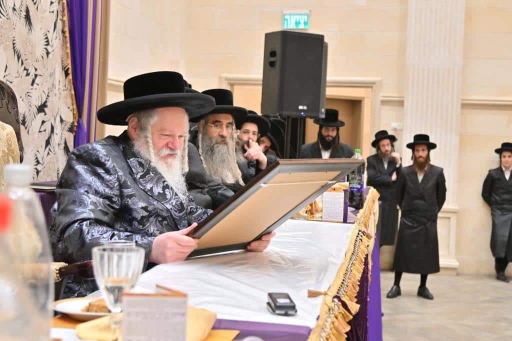 בראשות האדמו"ר: בפרמישלאן חילקו תעודות לחתנים בראשות האדמו"ר: בפרמישלאן חילקו תעודות לחתנים