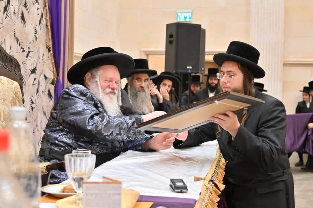 בראשות האדמו"ר: בפרמישלאן חילקו תעודות לחתנים בראשות האדמו"ר: בפרמישלאן חילקו תעודות לחתנים