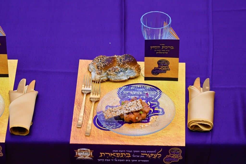 בראשות האדמו"ר: בפרמישלאן חילקו תעודות לחתנים בראשות האדמו"ר: בפרמישלאן חילקו תעודות לחתנים