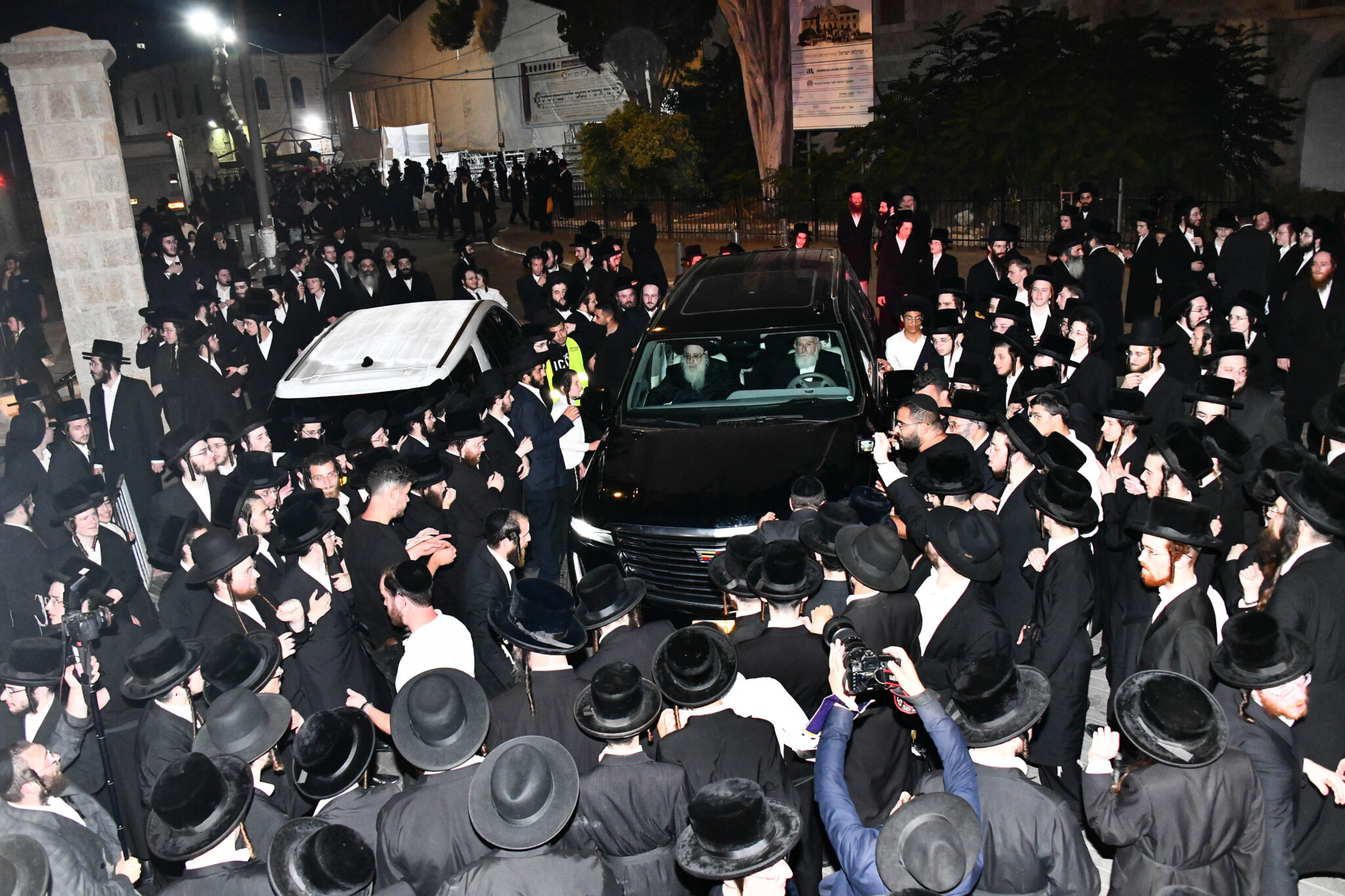 אלפים קיבלו את פניו של האדמו"ר מצאנז קלויזנבורג בשנלר