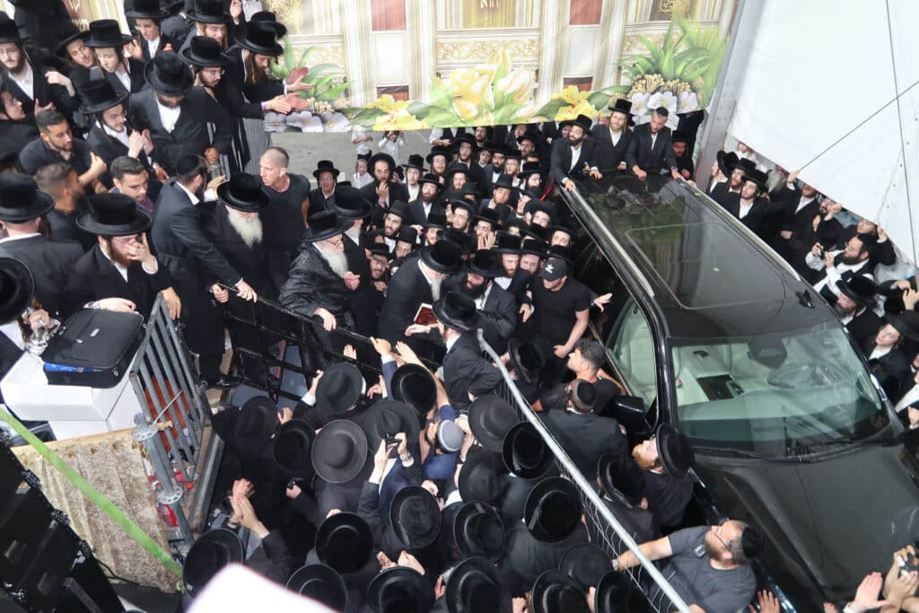 אלפים קיבלו את פניו של האדמו"ר מצאנז קלויזנבורג בשנלר