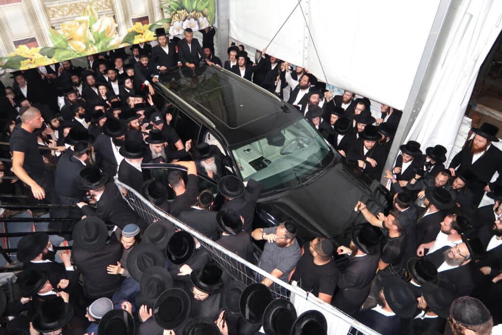 אלפים קיבלו את פניו של האדמו"ר מצאנז קלויזנבורג בשנלר