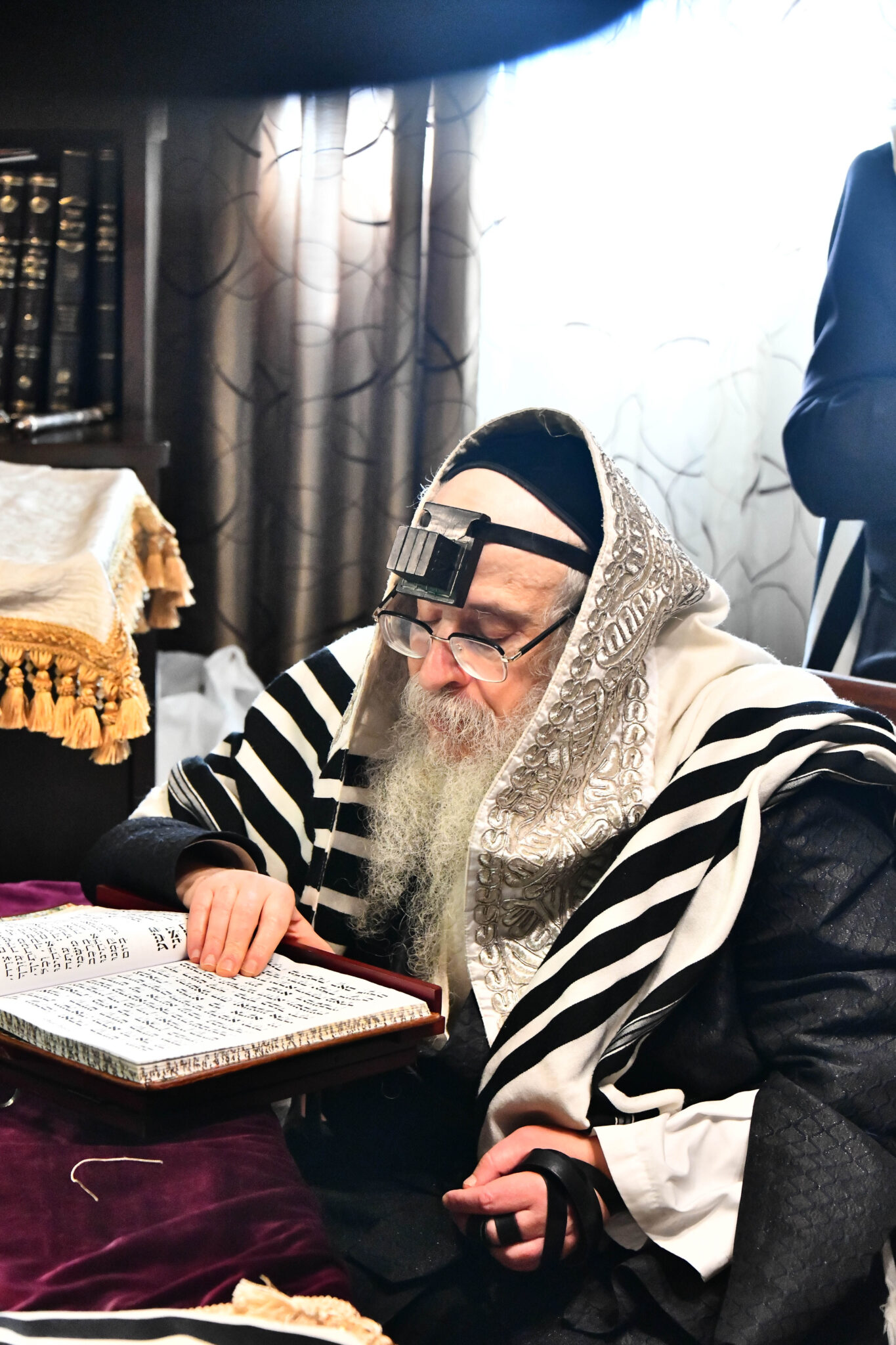 אלפים קיבלו את פניו של האדמו"ר מצאנז קלויזנבורג בשנלר