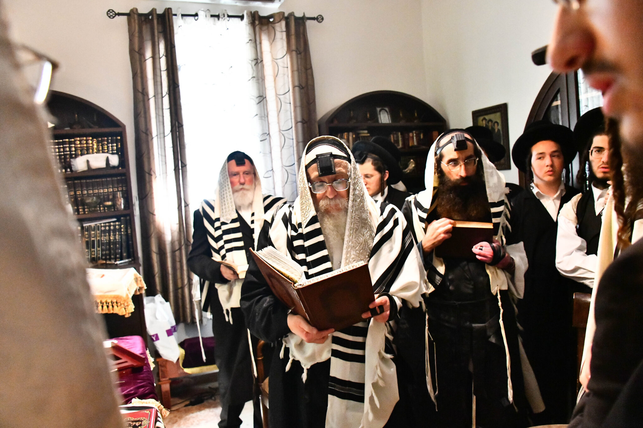 אלפים קיבלו את פניו של האדמו"ר מצאנז קלויזנבורג בשנלר