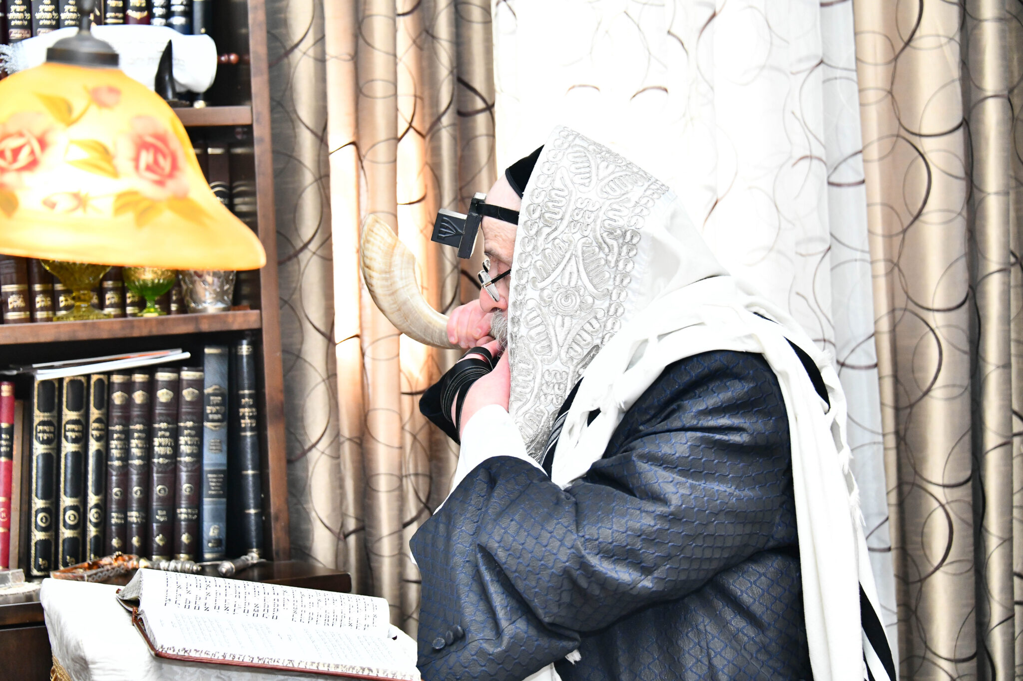 אלפים קיבלו את פניו של האדמו"ר מצאנז קלויזנבורג בשנלר