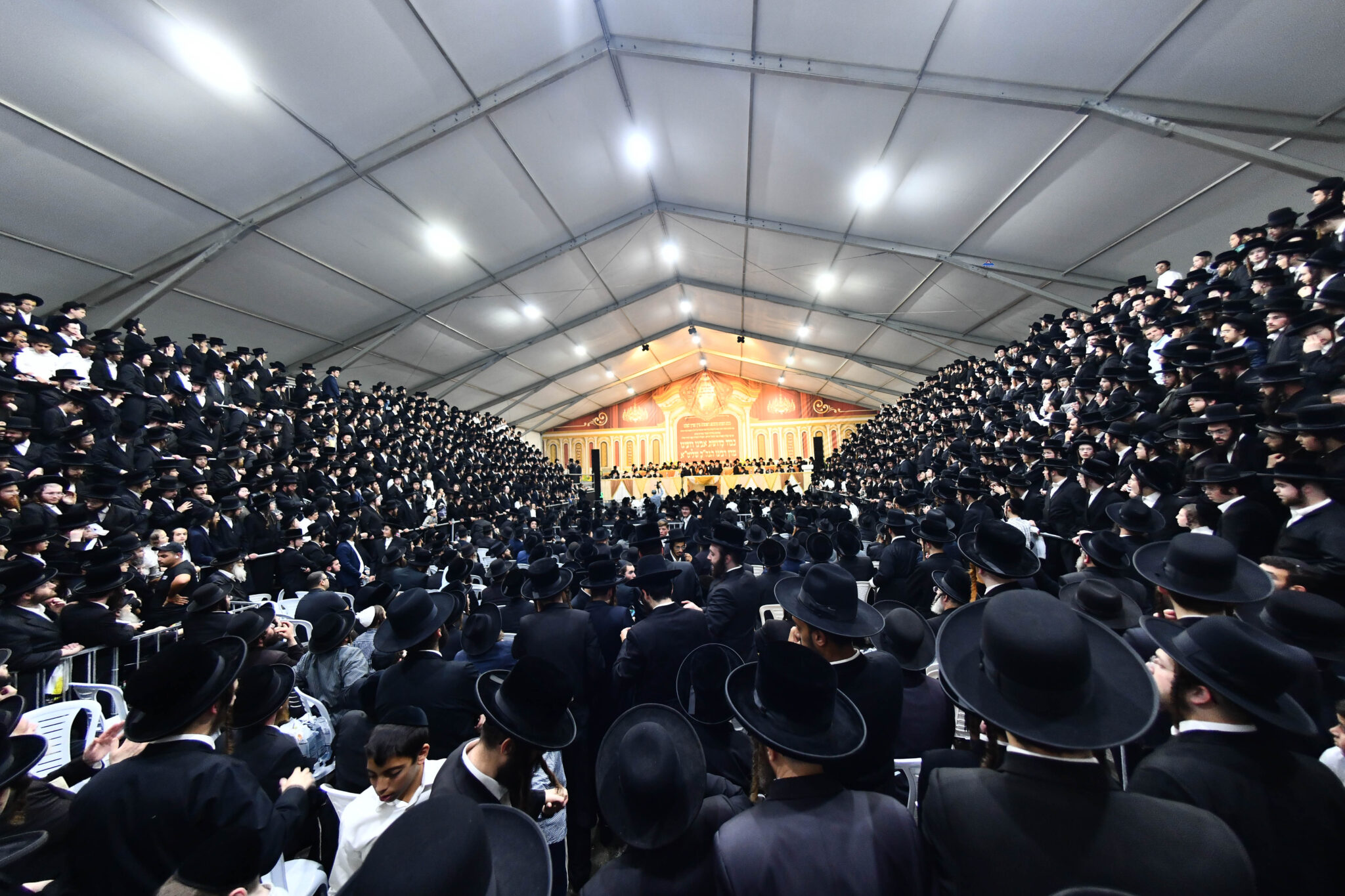 אלפים קיבלו את פניו של האדמו"ר מצאנז קלויזנבורג בשנלר