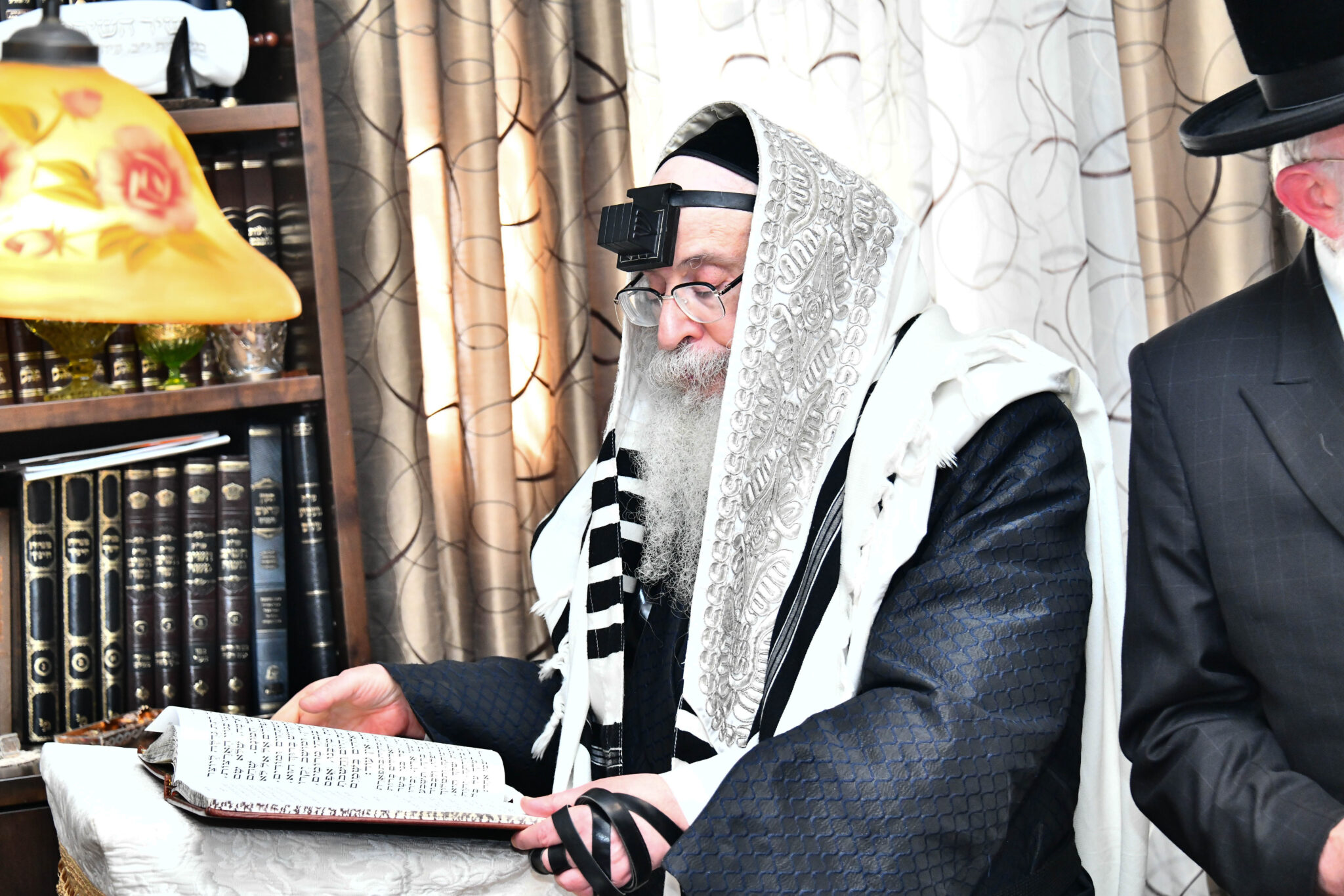 אלפים קיבלו את פניו של האדמו"ר מצאנז קלויזנבורג בשנלר