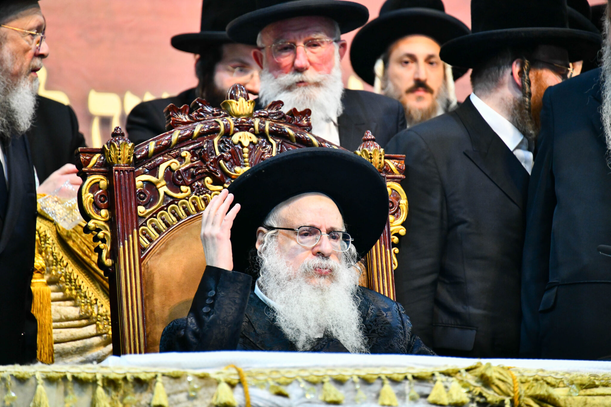 אלפים קיבלו את פניו של האדמו"ר מצאנז קלויזנבורג בשנלר