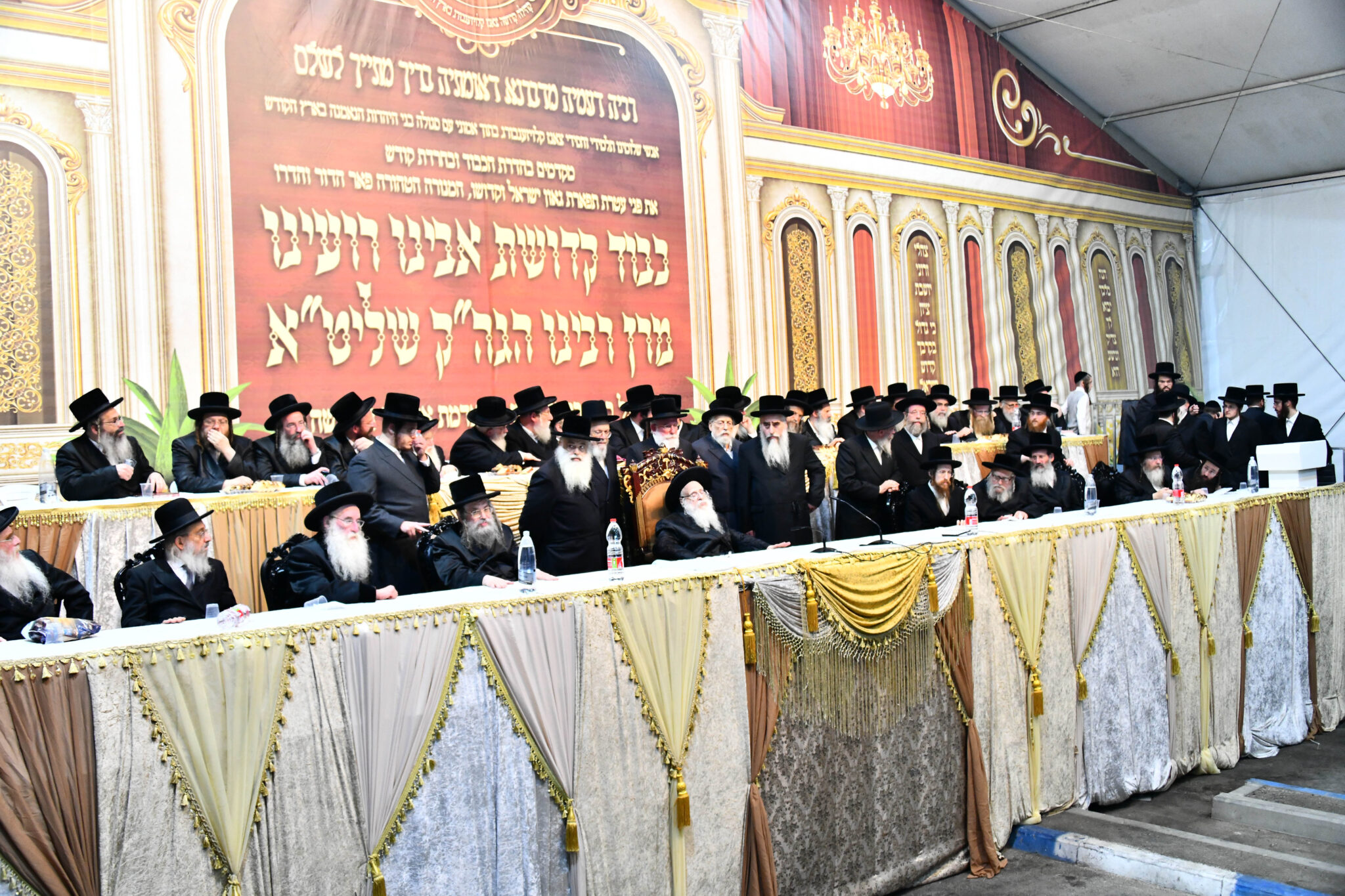 אלפים קיבלו את פניו של האדמו"ר מצאנז קלויזנבורג בשנלר